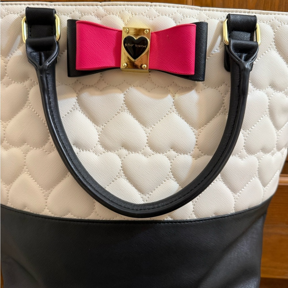 Betsey Johnson | Heart Quilted Shoulder Bag with Red Bow be mine - Picture 10 of 12